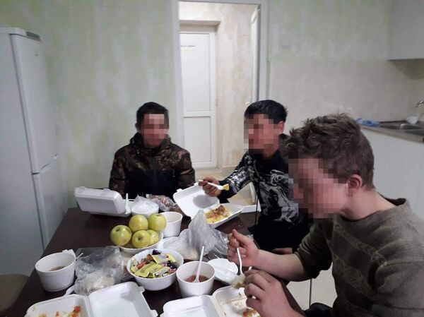 Primele imagini: Flămânzi, dar curajoși, au venit la Centrul de zi pentru copiii străzii - Sputnik Moldova