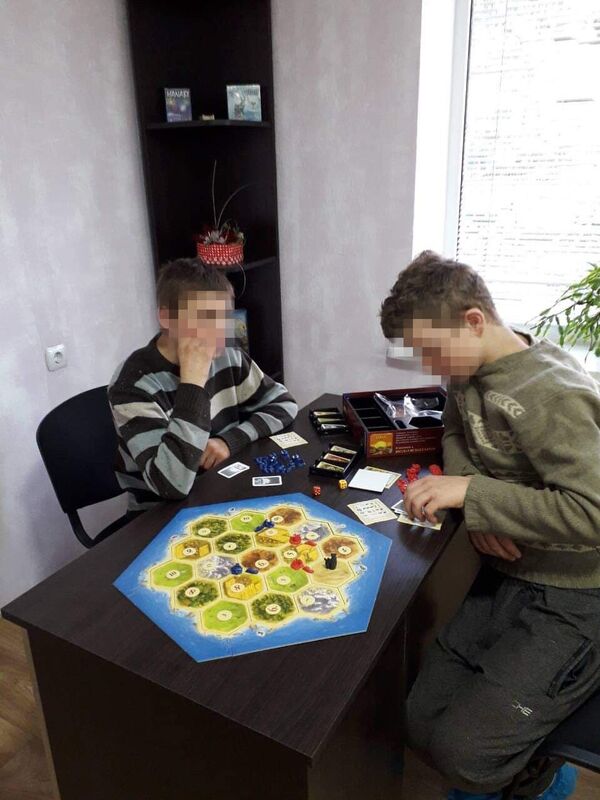 Primele imagini: Flămânzi, dar curajoși, au venit la Centrul de zi pentru copiii străzii - Sputnik Moldova