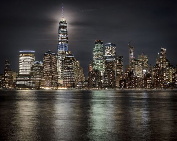 Полная луна освещает небо за Всемирным торговым центром в Нью-Йорке, США - Sputnik Молдова