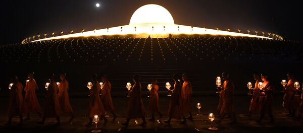 Буддийский храм Ват Пхра Дхаммакая на фоне луны в Таиланде  - Sputnik Молдова