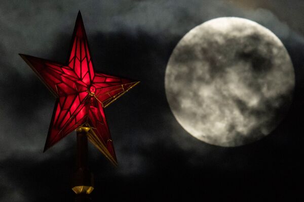 Суперлуние, наблюдаемое в Москве - Sputnik Молдова