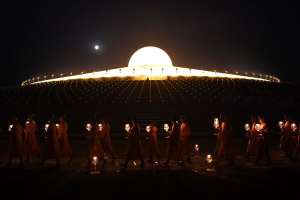 Templul budist Wat Phra Dhammakaya pe fundalul Super Lunii, Thailanda - Sputnik Moldova