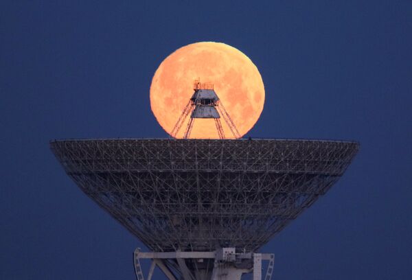Super Luna, văzută prin radiotelescopul RT-70 în Crimeea - Sputnik Moldova