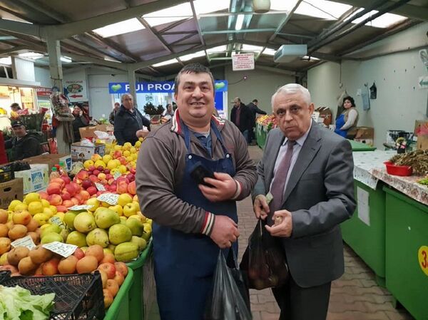 Petre Daea face piața, susține producătorii agricoli autohtoni - FOTO Petre Daea face piața, susține producătorii agricoli autohtoni - FOTO - Sputnik Moldova-România
