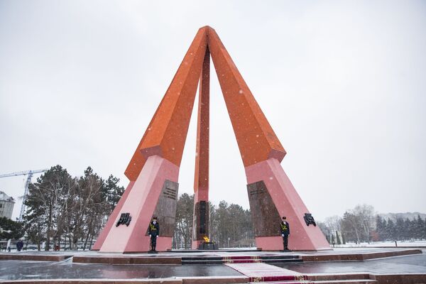 Пять сложенных винтовок на мемориале Вечность, как память о всех годах Великой Отечественной войны.  - Sputnik Молдова