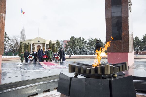 У Вечного огня 23 февраля нет наигранных эмоций - только искренняя благодарность тем, кто пал за свободу и независимость Родины.  - Sputnik Молдова