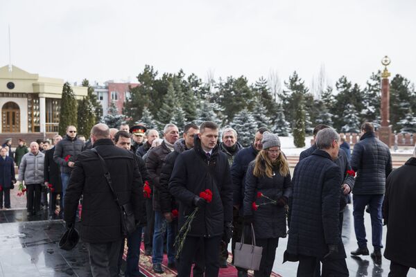 В одном строю пришедших на мемориал - военные и гражданские, люди в возрасте и помоложе, но всех объединяет чувство благодарности за свободу отечества и мирное небо.  - Sputnik Молдова