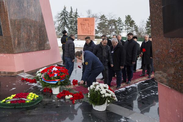 Защитникам Отечества написано на ленте венка, который лежал 23 февраля у Вечного огня. - Sputnik Молдова