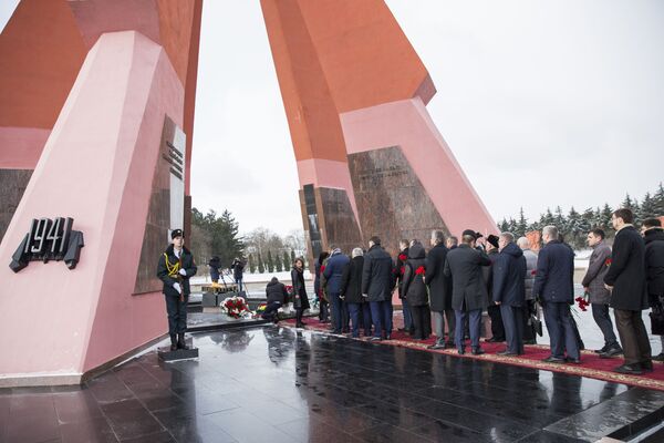 Люди несли к Вечному огню красные гвоздики - символ победы, символ жизни и свободы.  - Sputnik Молдова