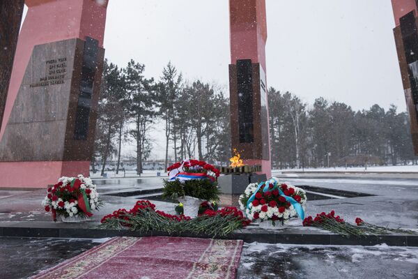 Все ушли, но остался Вечный огонь и вечная память всем тем, кто отстоял мир.  - Sputnik Молдова