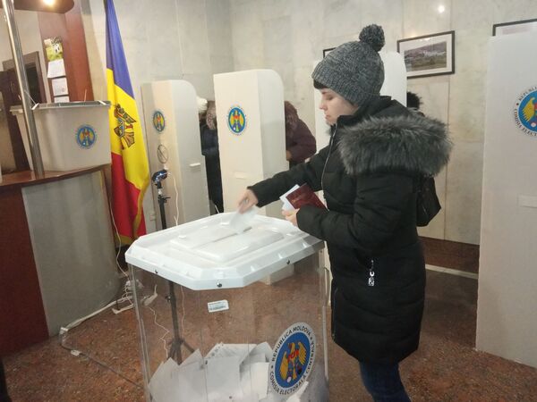 Наша соотечественница, живущая и работающая в Москве, голосует на одном из избирательных участков.  - Sputnik Молдова