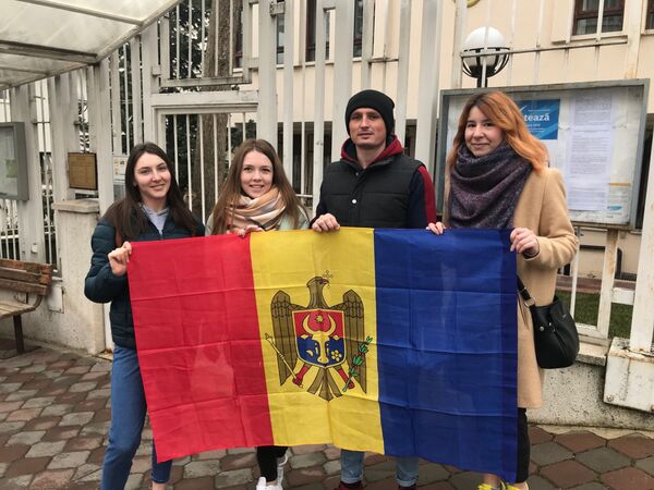 Государственный флаг Молдовы у выходцев из нашей республики всегда с собой, а выборы - еще один повод гордо развернуть знамя.  - Sputnik Молдова