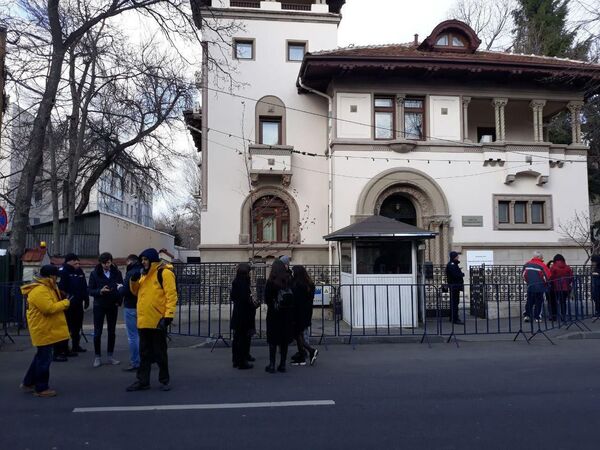 В столице Румынии голосование проходило в нормальном режиме, больших очередей у посольства Молдовы не наблюдалось.  - Sputnik Молдова