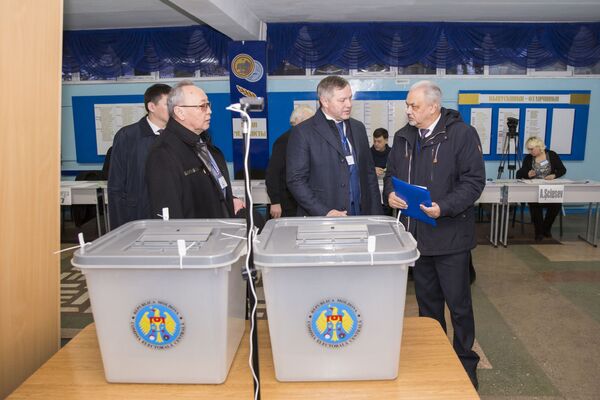 Наблюдатели от Межпарламентской ассамблеи СНГ внимательно следят за тем, чтобы в процессе голосования не было нарушений.  - Sputnik Молдова