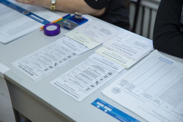 Бюллетени для голосования на выборах и референдуме аккуратно сложены и ждут избирателей.  - Sputnik Молдова