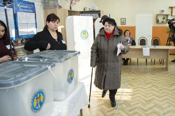 Пожилые люди традиционно приходят на выборы с самого утра. Это уже традиция.  - Sputnik Молдова