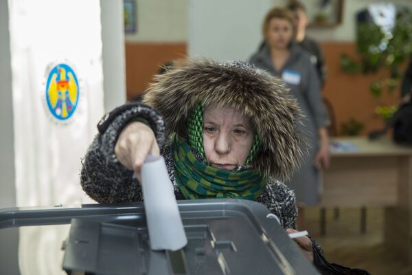 Каждый избиратель опускает бюллетень в урну для голосования с надеждой на лучшее будущее.  - Sputnik Молдова