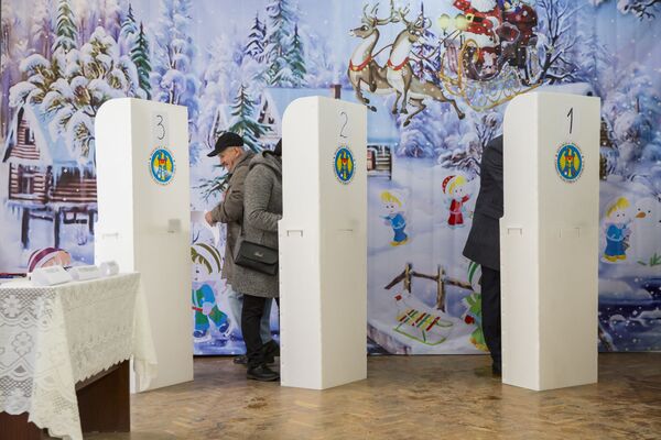 Кабинки для голосования выставлены так, чтобы никто не мог нарушить тайну голосования гражданина.  - Sputnik Молдова