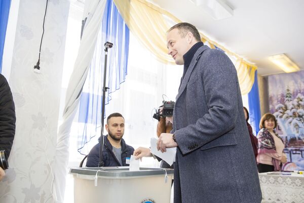 Спикер парламента Молдовы Андриан Канду пришел к урне для голосования.  - Sputnik Молдова