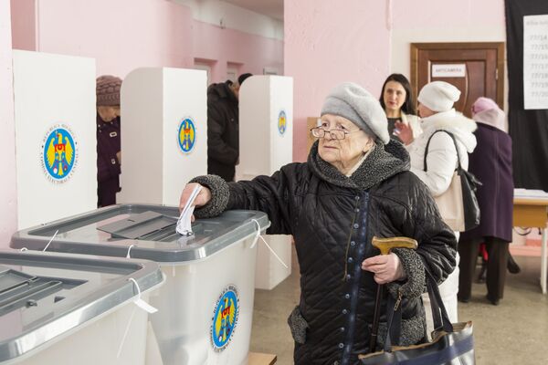 Многие опускают бюллетени в урны для голосования, надеясь, что достойная старость в Молдове все же возможна.  - Sputnik Молдова