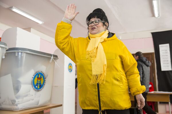 на выборы, как на праздник, многие все еще надеются, что жизнь в Молдове станет легче.  - Sputnik Молдова