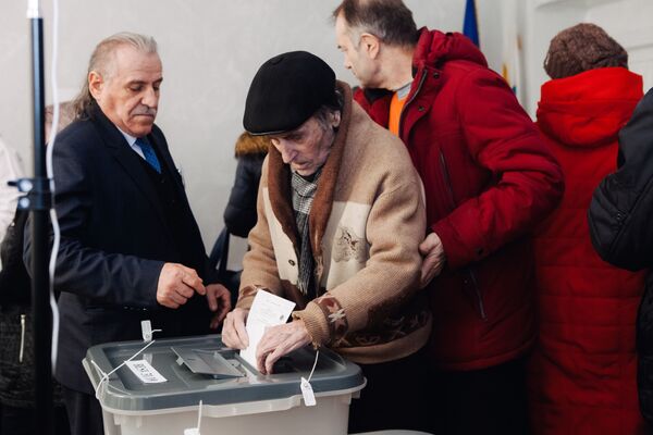 Некоторые избиратели приходят на участки в сопровождении родственников, ничего не поделаешь - возраст...  - Sputnik Молдова