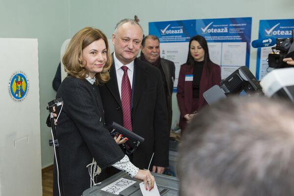 Президент Молдовы Игорь Додон с супругой на избирательном участке.  - Sputnik Молдова