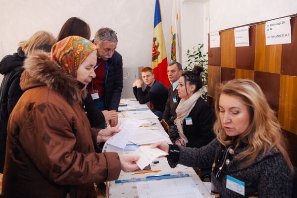 Члены избирательной комиссии объясняют избирателям, для чего предназначен каждый из четырех бюллетеней.  - Sputnik Молдова