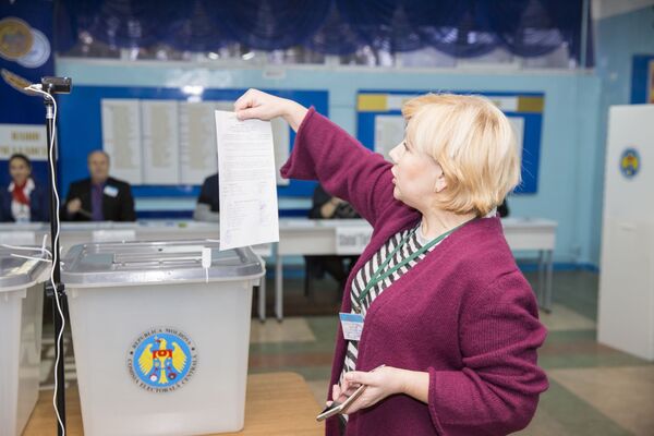 Președintele comisiei electorale prezintă protocolul ce atestă lipsa încălcărilor înainte de deschiderea secției de votare - Sputnik Moldova