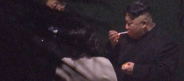 Ким Чен Ын курит сигарету - Sputnik Moldova-România