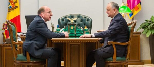 Президент Молдовы Игорь Додон и посол России в республике Олег Васнецов Президент Молдовы Игорь Додон и посол России в республике Олег Васнецов - Sputnik Moldova