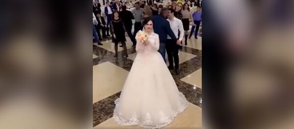 Когда подружки невесты оказались борцухами - Sputnik Молдова