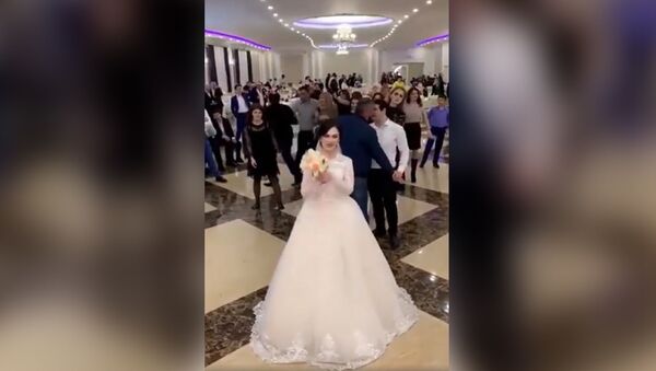 Когда подружки невесты оказались борцухами - Sputnik Молдова