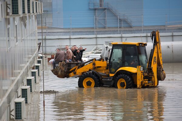 В ковше экскаватора: к медикам, но не только - фото В ковше экскаватора: к медикам, но не только - фото - Sputnik Молдова