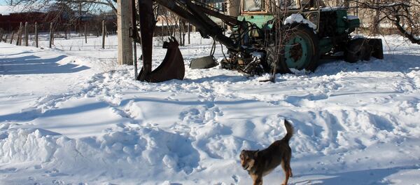 Экскаватор на уборке снега - Sputnik Молдова