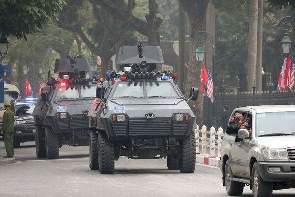 Великолепная встреча и ужин: Трамп о первом дне саммита с Кимом - видео Великолепная встреча и ужин: Трамп о первом дне саммита с Кимом - видео - Sputnik Молдова