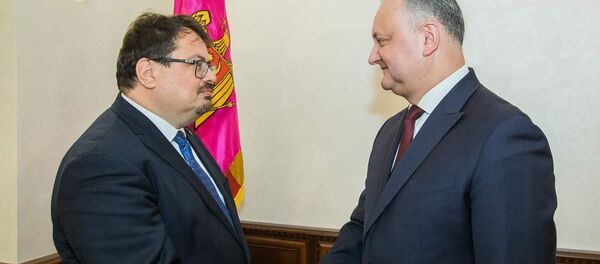 Президент Молдовы Игорь Додон и глава делегации Европейского союза в республике Петер Михалко - Sputnik Moldova