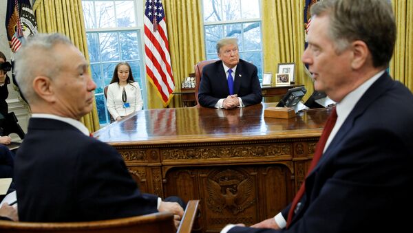 Президент США Дональд Трамп на встрече с вице-премьером Китая Лю Хэ в Белом доме в Вашингтоне - Sputnik Молдова