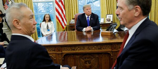 Президент США Дональд Трамп на встрече с вице-премьером Китая Лю Хэ в Белом доме в Вашингтоне Президент США Дональд Трамп на встрече с вице-премьером Китая Лю Хэ в Белом доме в Вашингтоне - Sputnik Молдова