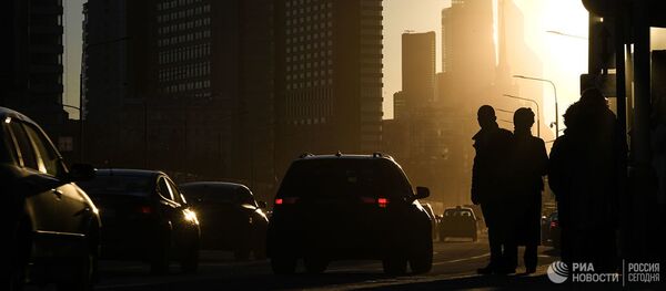 Прохожие на Новом Арбате в Москве Прохожие на Новом Арбате в Москве - Sputnik Молдова