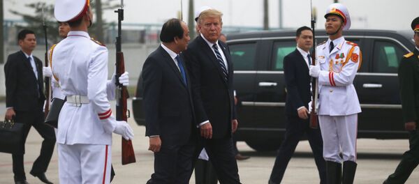 Donald Trump pe aeroportul internațional Noi Bai - Sputnik Moldova