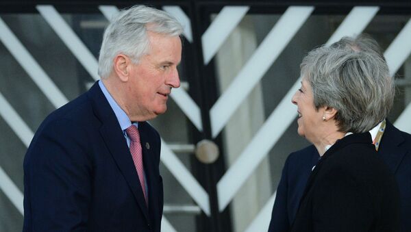 Michel Barnier şi Theresa May - Sputnik Moldova-România