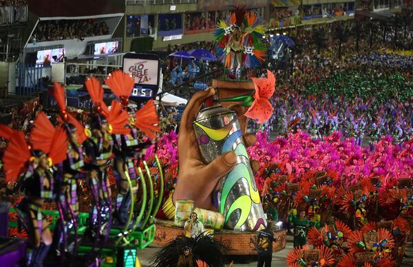 Участники из школы Grande Rio на карнавале в Рио-де-Жанейро, Бразилия - Sputnik Moldova-România