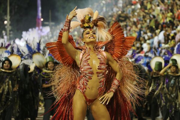 Участница Juliana Paes из школы Grande Rio Samba на карнавале в Рио-де-Жанейро, Бразилия - Sputnik Moldova-România