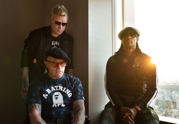 31 August 2015. Membrii trupei The Prodigy, Liam Howlett, Keith Flint și Maxim, în timpul unui interviu la Tokyo. - Sputnik Moldova