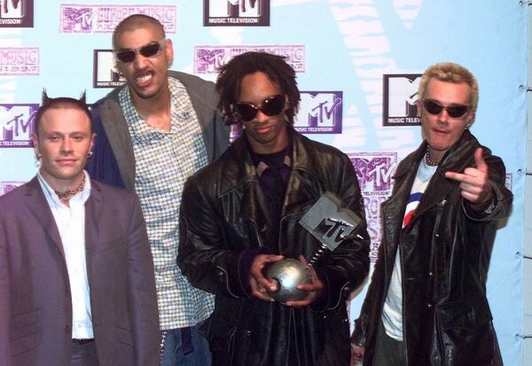 Membrii trupei The Prodigy cu premiul Cel mai bun dans în cadrul concursului  MTV Europe Music Awards  din Rotterdam, Olanda. 6 noiembrie 1997 - Sputnik Moldova