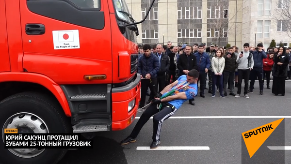 Юрий Сакунц протащил зубами 25-тонный грузовик - Sputnik Молдова