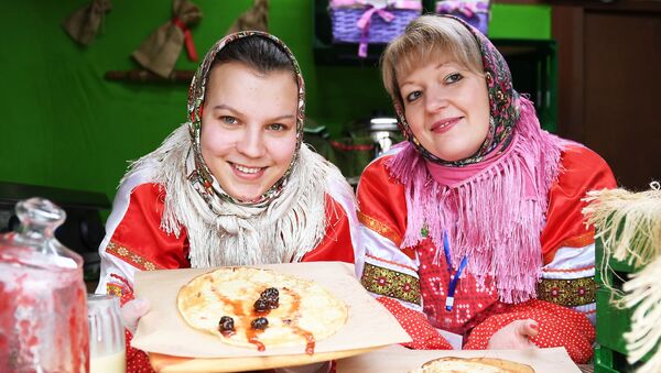 Блины с вареньем из сосновых шишек, приготовленные на масленичной ярмарке в Москве - Sputnik Молдова