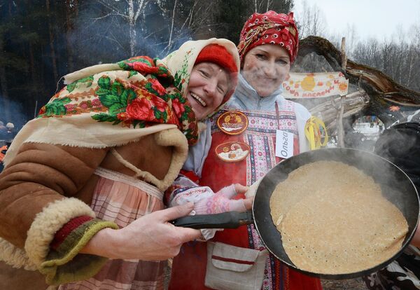 Отдыхающие готовят блины на празднике Бакшевская масленица в Московской области - Sputnik Молдова