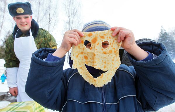 Военнослужащие угощают блинами детей во время празднования Масленицы - Sputnik Молдова